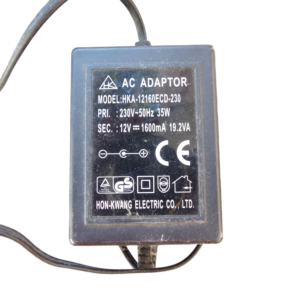 Adaptador de corriente DC12V/24W/2A de ocasión.