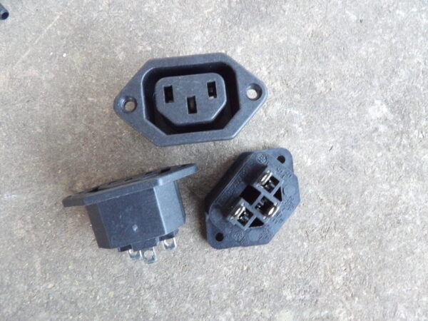 Conector clavija iec hembra panel