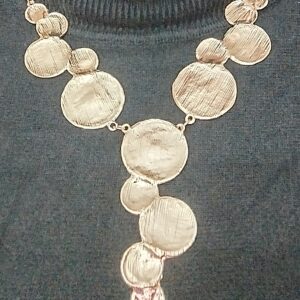 Collar ocasion color oro, cuerda de caucho