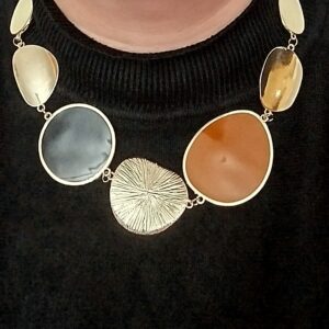 Collar grande y elegante