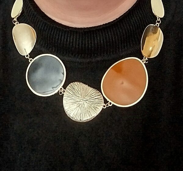 Collar grande y elegante