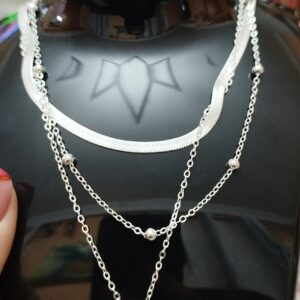 Collar de color plata