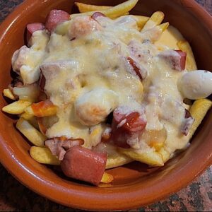 Salchipapa tradicional colombiana