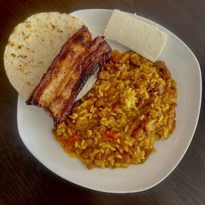 Calentado de Frijoles con chicharrón