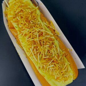 Perro caliente con salsa de la casa