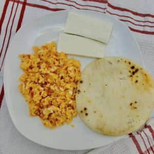Huevo revuelto con arepa y queso