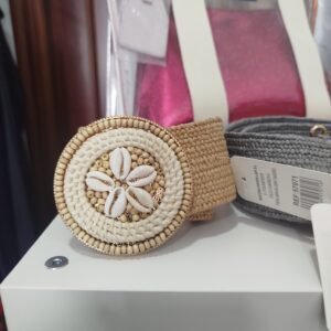 Cinturones elásticas adaptables con decoración en piedras de playa.