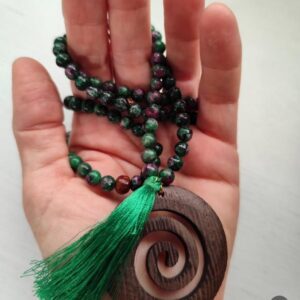 Collar de piedra zoisita y espiral de madera y borlón. Lee sus propiedades en la imagen.