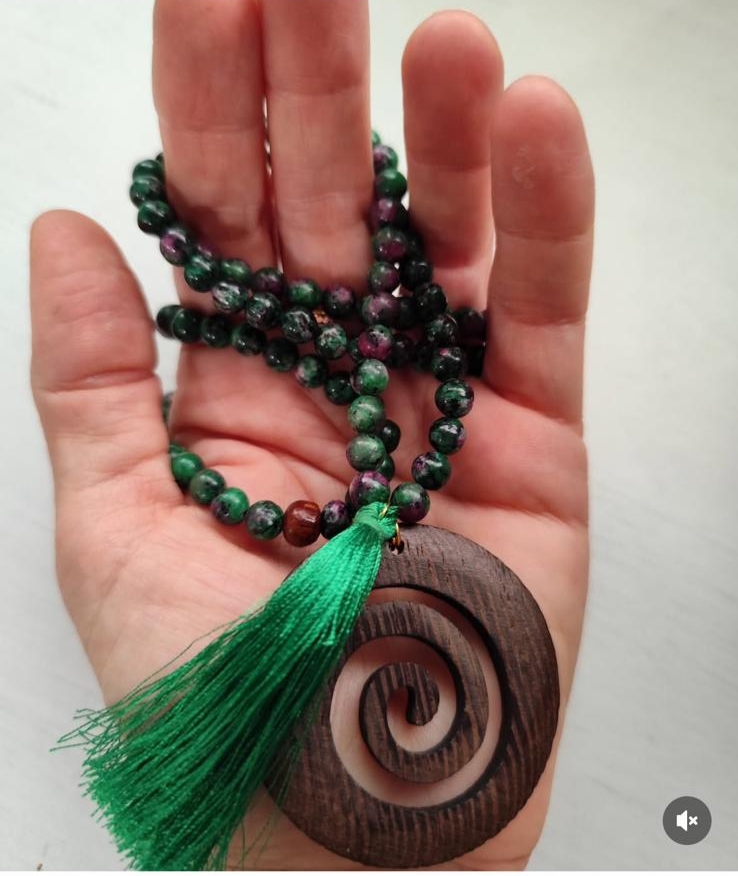 Collar de piedra zoisita y espiral de madera y borlón. Lee sus propiedades en la imagen.