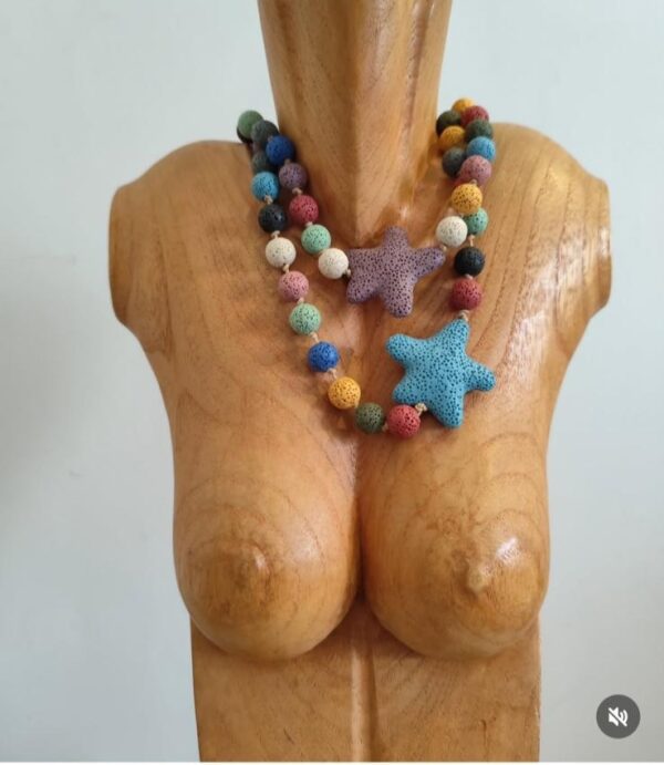 Collares de piedra volcánica y pulseras variedad en colores.