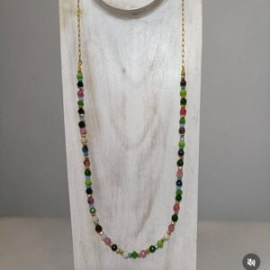 Collar de colores variedad de piedras y cristal facetado.