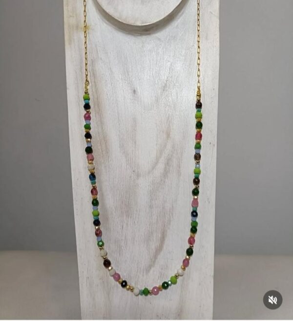 Collar de colores variedad de piedras y cristal facetado.