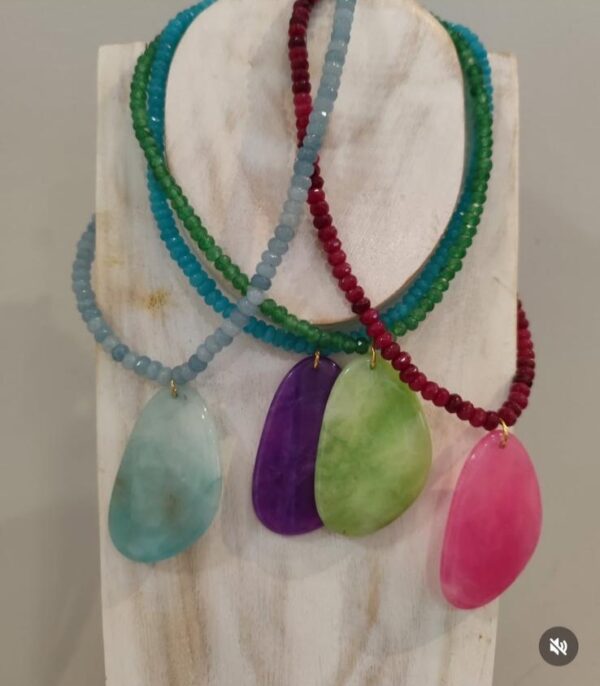 Collar de piedra natural y cristal.
