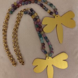 Collar con Jade y libélula o mariposas. Lee sus propiedades en la imagen.