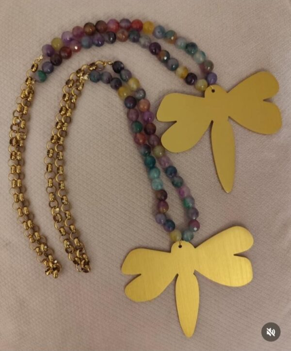 Collar con Jade y libélula o mariposas. Lee sus propiedades en la imagen.