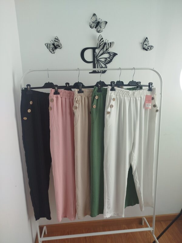 Pantalón fino con botones